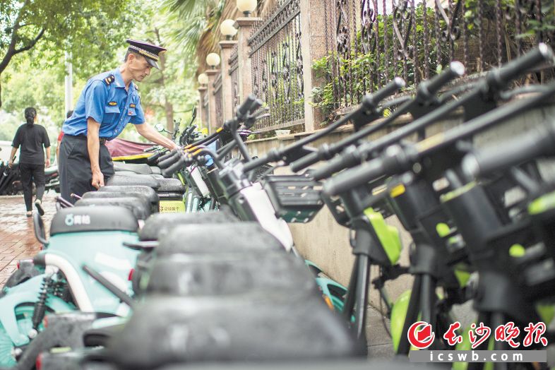 共享單車（電動車）管理是一道新的城市管理課題,，長沙城管與交通,、公安交警迅速開展聯(lián)合行動，規(guī)范管理,。黃啟晴 攝