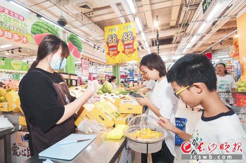 各門店貨品豐富,，葡萄、柚類,、西瓜等應有盡有,。長沙晚報全媒體記者 劉捷萍 攝