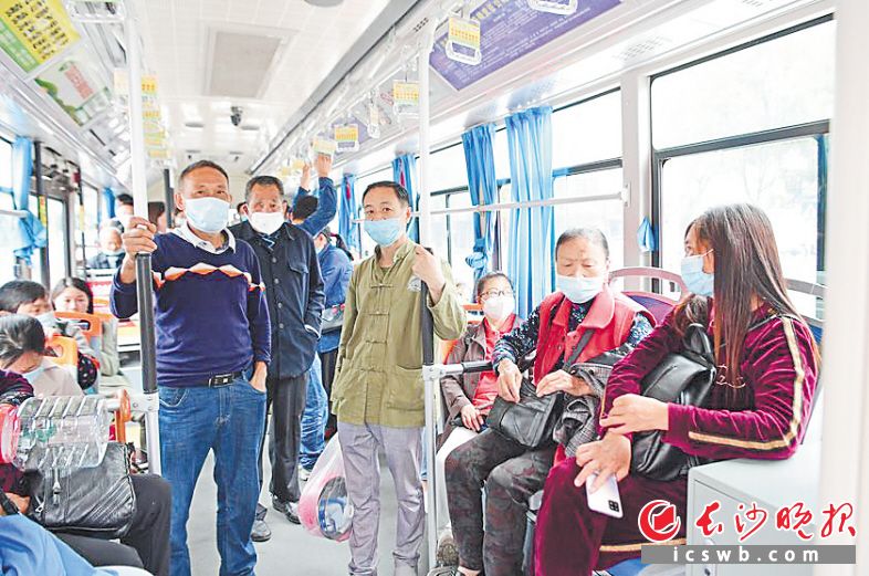 瀏陽城鄉(xiāng)公交一體化運營后,，市民進城下鄉(xiāng)更加便捷,。 長沙晚報通訊員 彭紅霞 攝