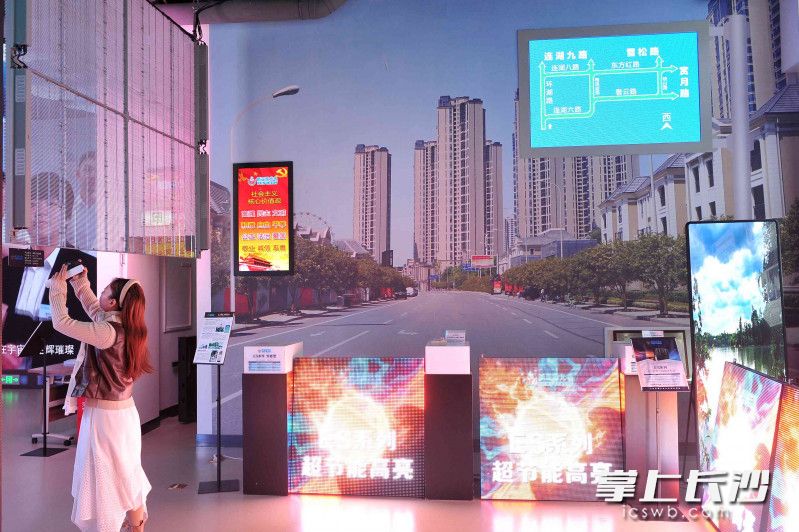 新亞勝光電顯示屏展示區(qū)展示著各種顯示屏,。