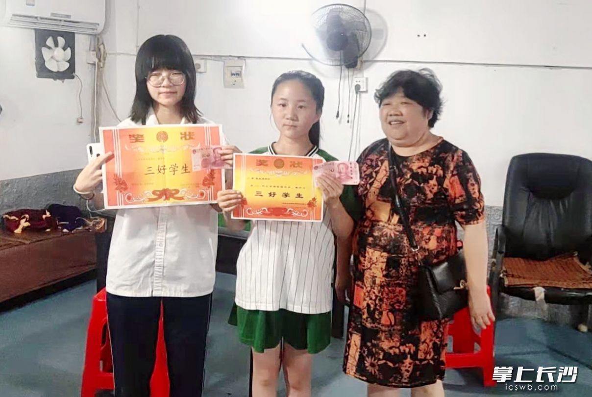 小區(qū)一對(duì)姐妹同時(shí)拿了三好學(xué)生,，帶著獎(jiǎng)狀來(lái)找章桂芝“兌獎(jiǎng)”。受訪者供圖