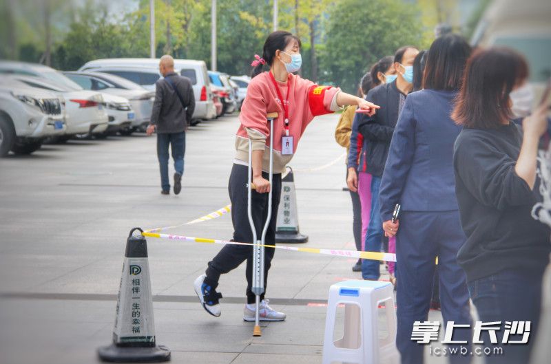 易露正在核酸檢測現(xiàn)場忙碌,。