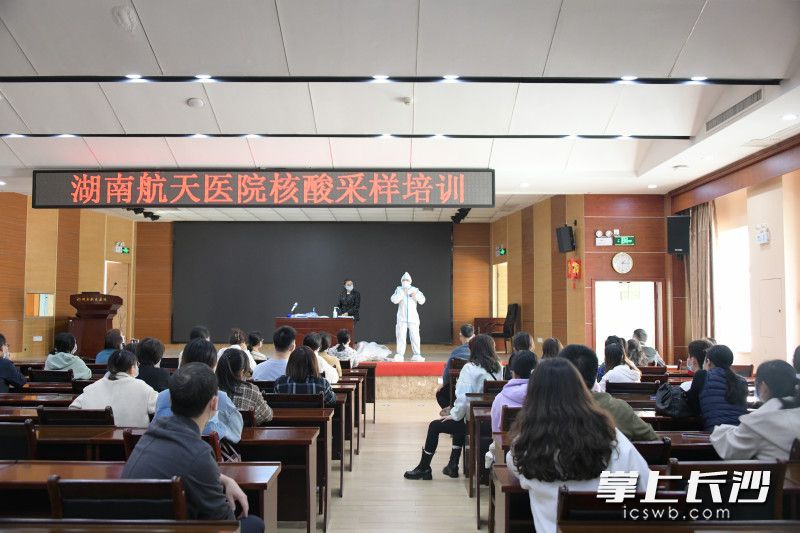 劉愛軍在為同事做緊急培訓(xùn)。