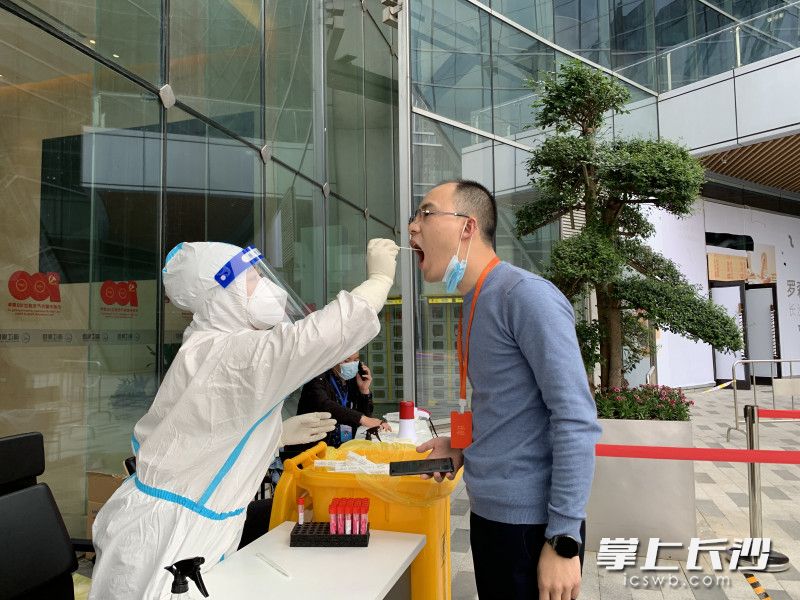 26下午,，湖南航天醫(yī)院在為最后一批居民做檢測。長沙晚報全媒體記者 洪虹 攝