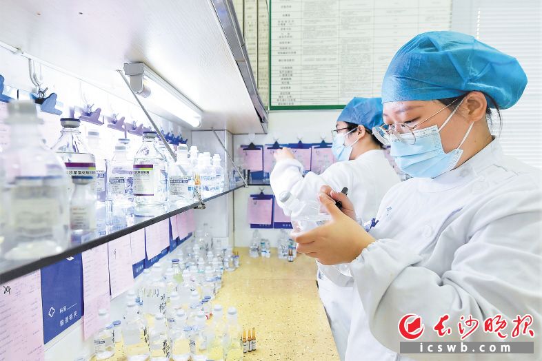 護(hù)士們正在有條不紊地配藥。