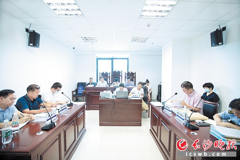 9月1日,，長沙縣舉行行政復議體制改革后首場聽證會，就3家企業(yè)不服長沙縣行政執(zhí)法局作出的行政處罰一案進行了聽證,。