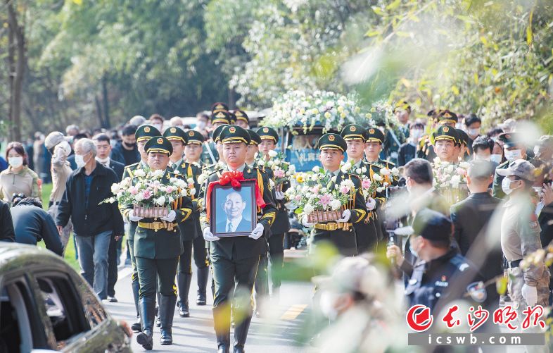 11月15日上午,，袁隆平院士追思會暨靈骨安放儀式在長沙唐人萬壽園舉行,。圖片均由長沙晚報全媒體記者 鄒麟 攝