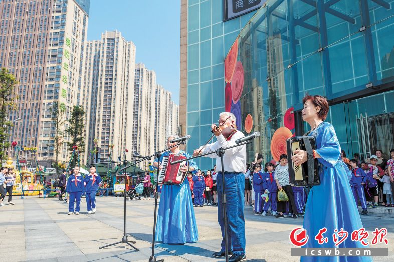 雨花區(qū)加速完善公共服務(wù)體系，家門口處處都是群眾主唱主演的大舞臺,。陳飛 攝
