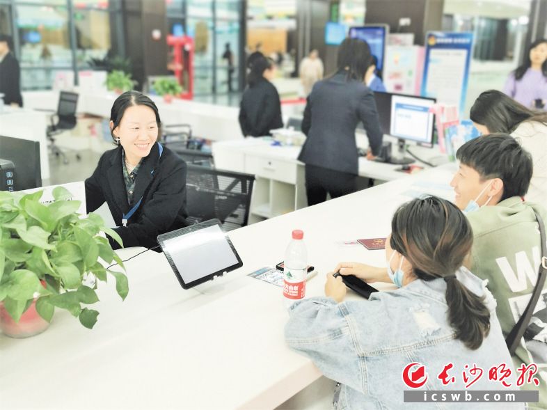 在寧鄉(xiāng)市民之家政務(wù)服務(wù)大廳，工作人員正熱情接待前來辦事的群眾,。長沙晚報(bào)全媒體記者 張禹 通訊員 洪巧 攝影報(bào)道