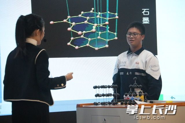 學(xué)生沉浸在快樂和幸福滿滿的課堂中,。