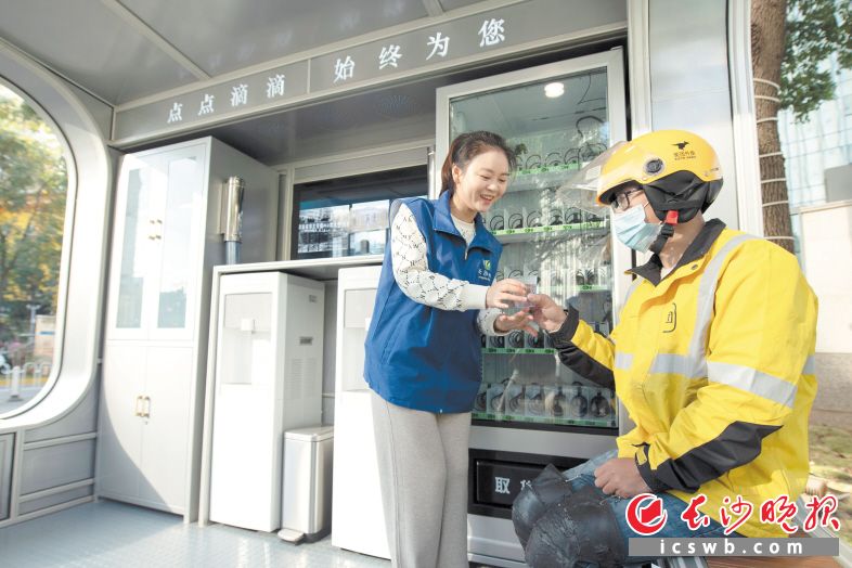 4日，長沙水業(yè)集團(tuán)首家便民服務(wù)站在人民中路正式啟用,。長沙晚報(bào)全媒體記者 黃啟晴 攝