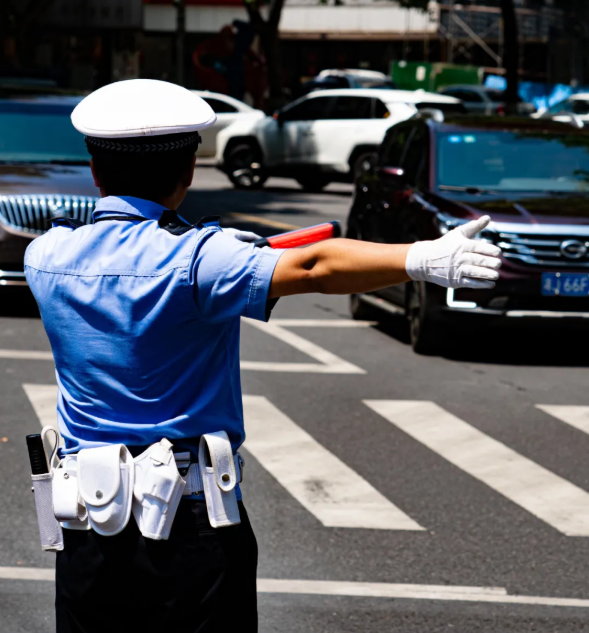 雨花交警不忘為民服務(wù)初衷,，共筑文明城市。