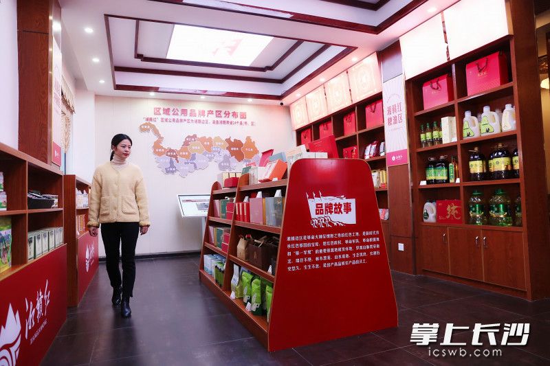 當天,，湖南首家“湘贛紅”品牌形象店在文家市揭牌。