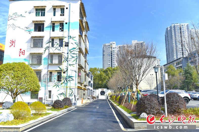 改造后 兩個小區(qū)之間的圍墻拆除了,，建成了美麗的中式門洞，實現(xiàn)了服務(wù)設(shè)施,、公共空間的共建共享,。