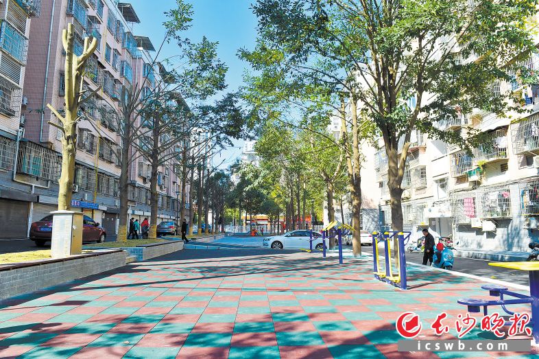 改造后 恒宜新村居民樓之間荒廢的空地，建成了健身休閑場所,。