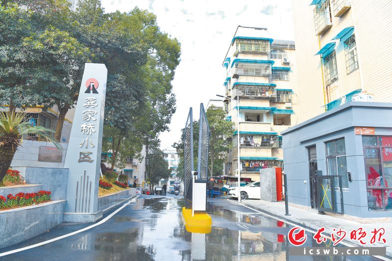 改造后 龔家橋小區(qū)大門入口煥然一新,。