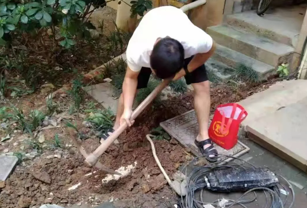 9月14日,，消防整改單位在小區(qū)5棟前坪進行消防整改,。