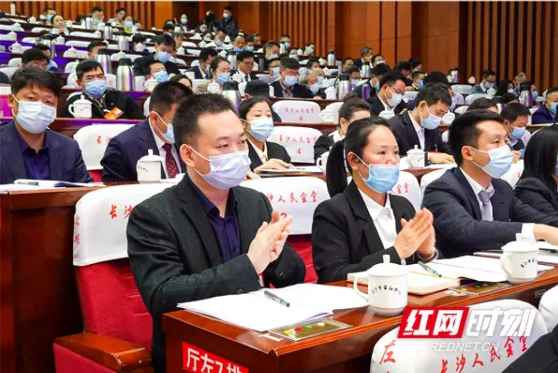 ▲會場內(nèi)代表們都戴好了口罩