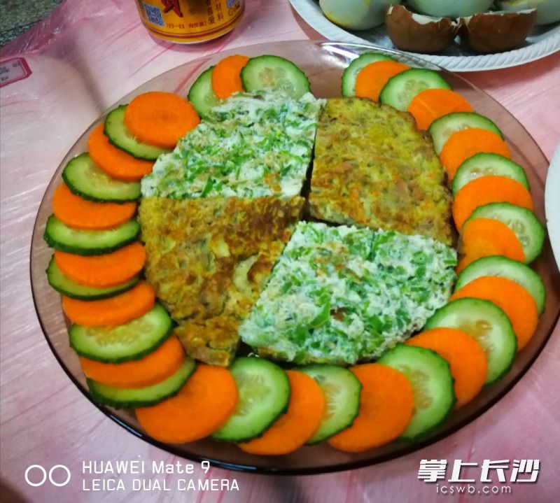在“尋味傳統(tǒng)節(jié)日美食”主題活動(dòng)中,，學(xué)生自制的端午節(jié)日美食“面扇子”。均為學(xué)校供圖