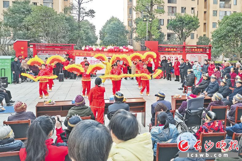 佳輝麗景小區(qū)黨支部為“銀發(fā)一族”舉辦集體生日宴。受訪單位供圖