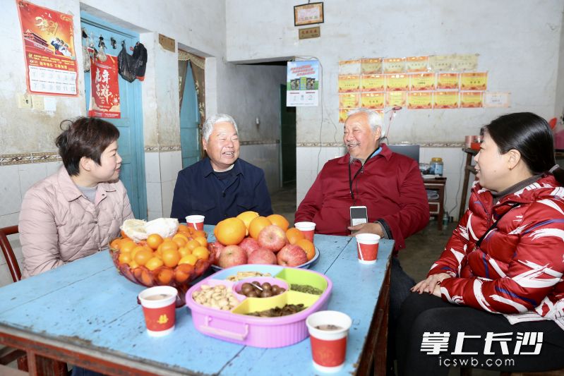 長(zhǎng)沙晚報(bào)社工作人員與王英早老人一起上門(mén)慰問(wèn)老村長(zhǎng)羅正佳（左二）,。經(jīng)過(guò)積極治療,，羅正佳的身體、精神狀態(tài)都有所恢復(fù),。長(zhǎng)沙晚報(bào)全媒體記者 顏開(kāi)云 攝
