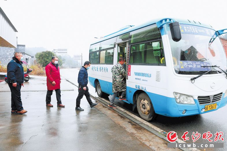 1月17日,，瀏陽市高坪鎮(zhèn)石灣村,，村民登上進(jìn)城的公交車,。長(zhǎng)沙晚報(bào)全媒體記者 顏開云 攝