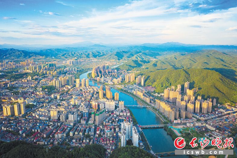 2021年,，瀏陽市全面落實“三高四新”戰(zhàn)略定位和使命任務(wù)，推動經(jīng)濟社會發(fā)展邁上新臺階,，縣域經(jīng)濟與縣域綜合發(fā)展躍居全國第8位,。 均為瀏陽市委組織部供圖