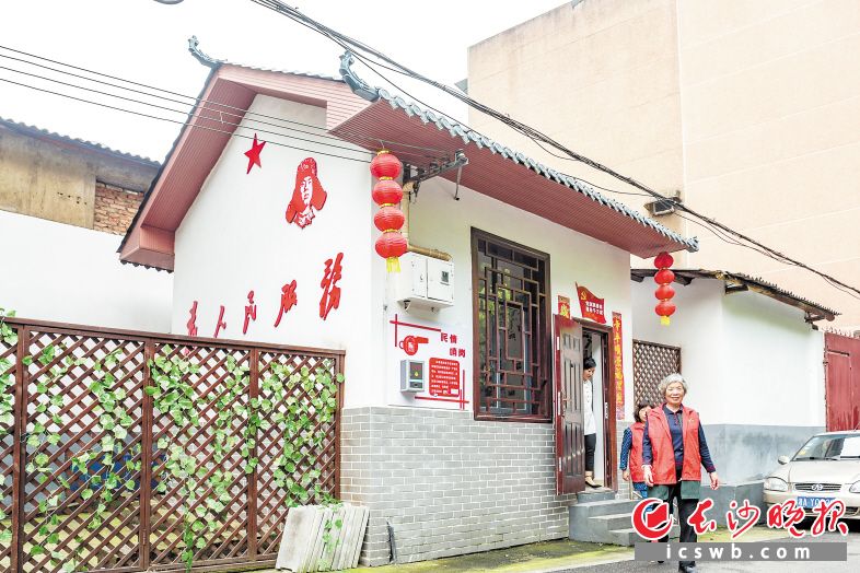積極創(chuàng)新城市基層黨建，一個(gè)個(gè)紅色服務(wù)品牌亮相雨花,。瞧,，民情哨崗既是社情民意上傳的始發(fā)站，也是為群眾幫難解困的先鋒站,。