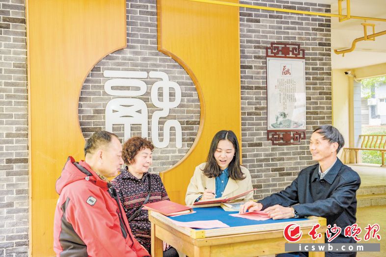 深入開展“黨建聚合力”工程,，雨花區(qū)積極推進(jìn)黨建引領(lǐng)的物業(yè)管理創(chuàng)新,、社會治理創(chuàng)新，讓群眾更有獲得感,。均為 陳飛 攝