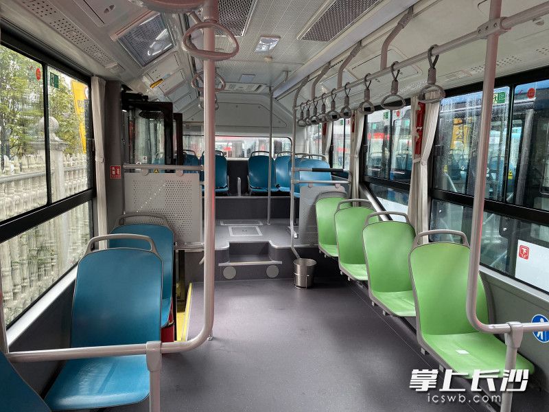 長(zhǎng)沙縣環(huán)松雅湖A線(xiàn),、B線(xiàn)首班車(chē)分別從松雅公交首末站、湘龍公交首末站發(fā)出，標(biāo)志著環(huán)松雅湖公交正式開(kāi)通,。 長(zhǎng)沙晚報(bào)通訊員 吳婉沁 攝