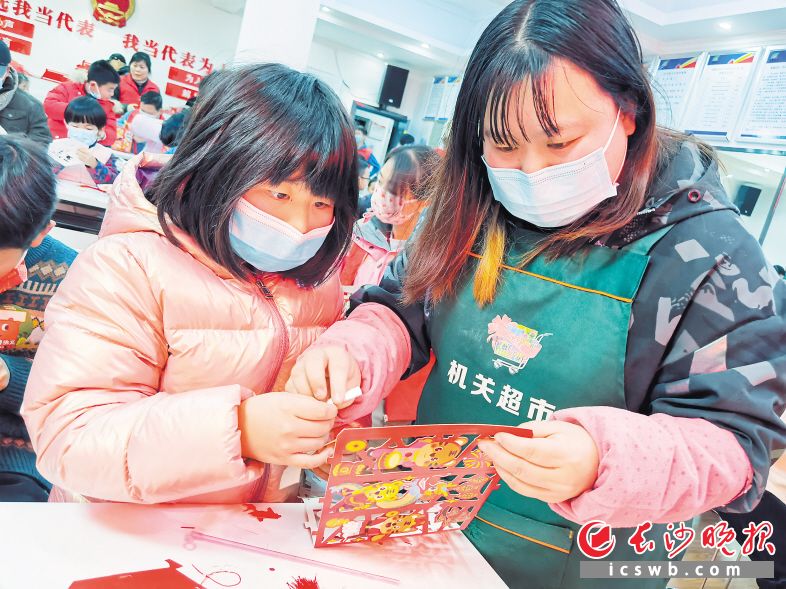 活動(dòng)現(xiàn)場(chǎng),，孩子們?cè)趯W(xué)做花燈,。長(zhǎng)沙晚報(bào)通訊員 何可穎 供圖
