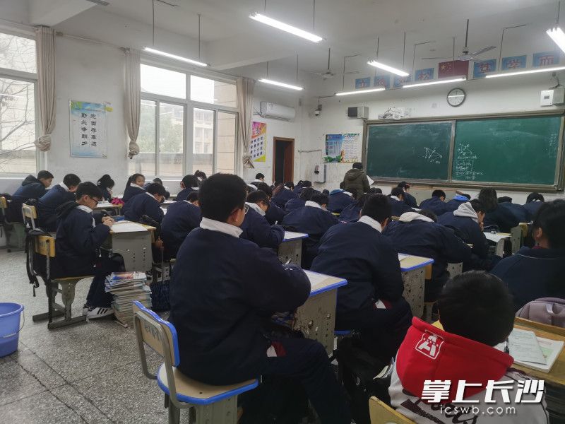 在松雅湖中學(xué)，課后延時服務(wù)時間為晚上6：30至8：30,。學(xué)校主要以學(xué)生在教室自主完成作業(yè),，家長志愿者輪流在教室陪伴的方式開展。