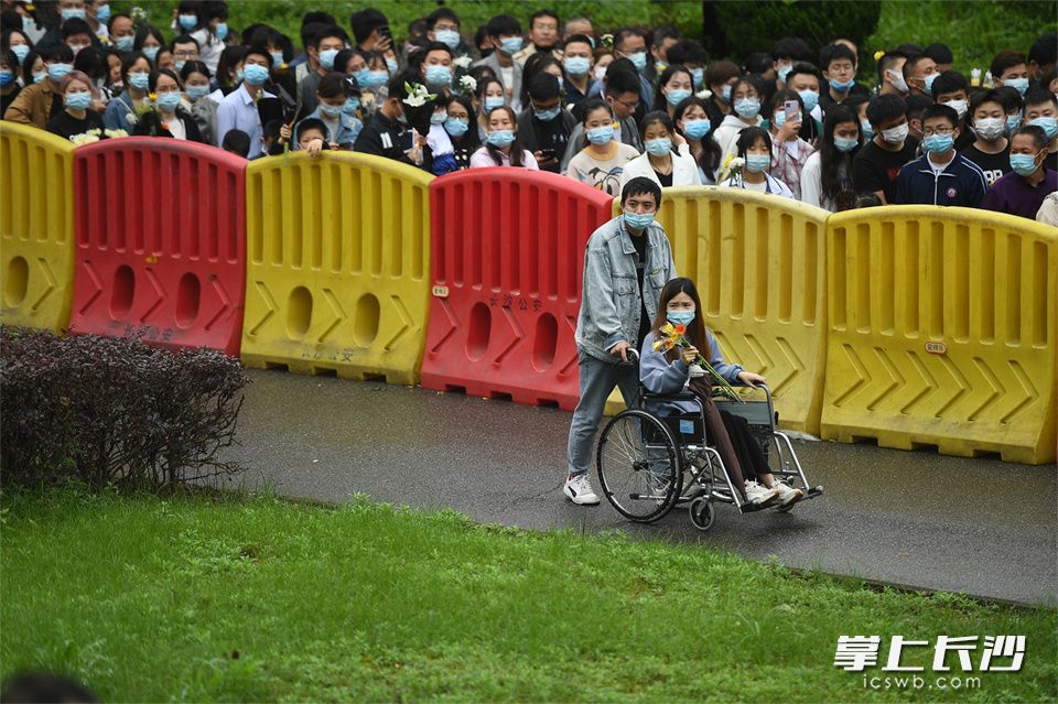 5月23日,，一位坐著輪椅的女生被推著進入殯儀館緬懷袁老。