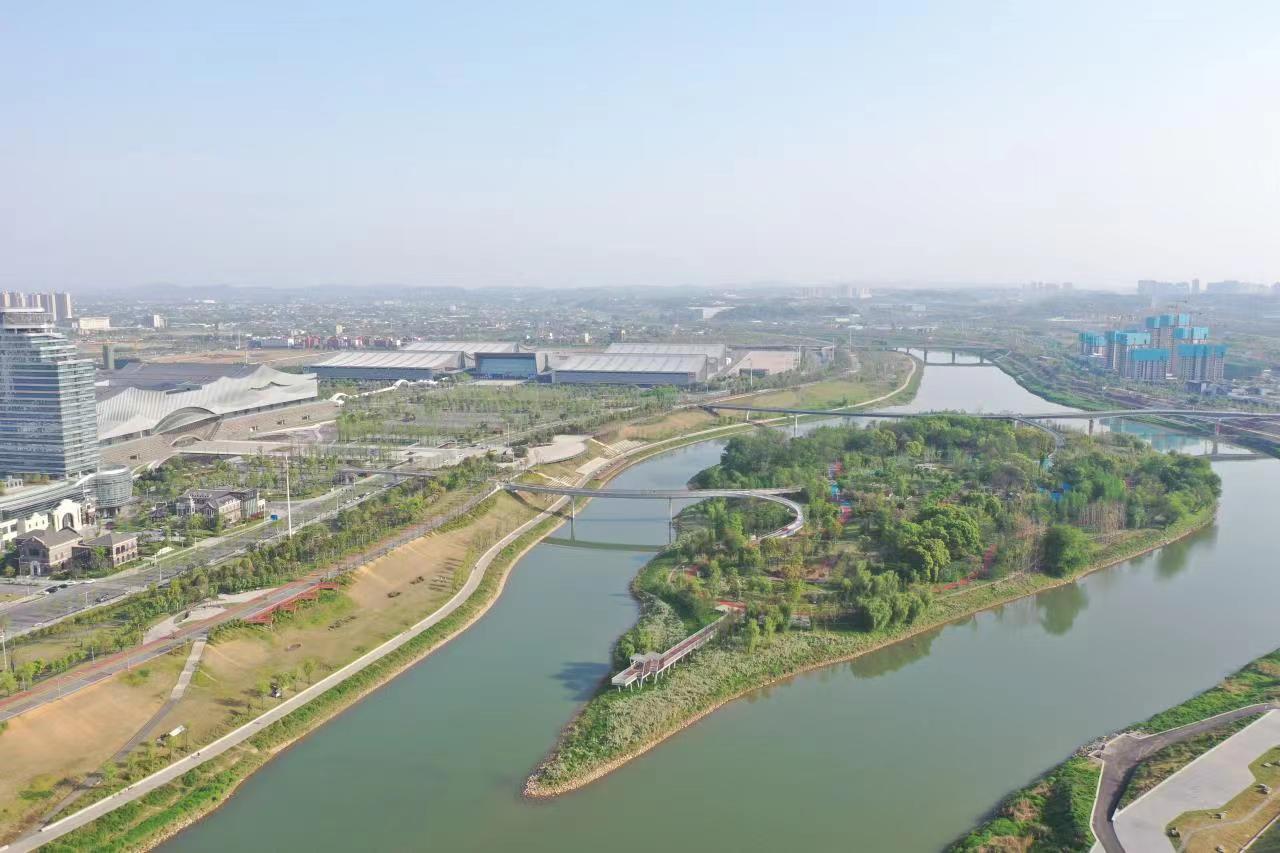 在長沙會展新城,，磨盤洲生態(tài)公園、瀏陽河風光帶（勞動路-香樟路）,、中軸公園（濱河路-金太路）等景觀工程目前已完成建設,，景觀綠化建成面積超1000畝
