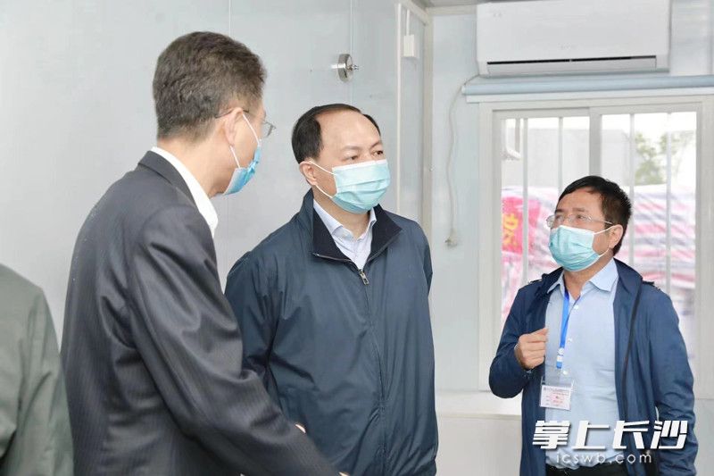 鄭建新一行來到位于長沙城北的“方艙醫(yī)院”——長沙仲景醫(yī)院項(xiàng)目建設(shè)現(xiàn)場,。長沙晚報(bào)通訊員 劉書勤 攝