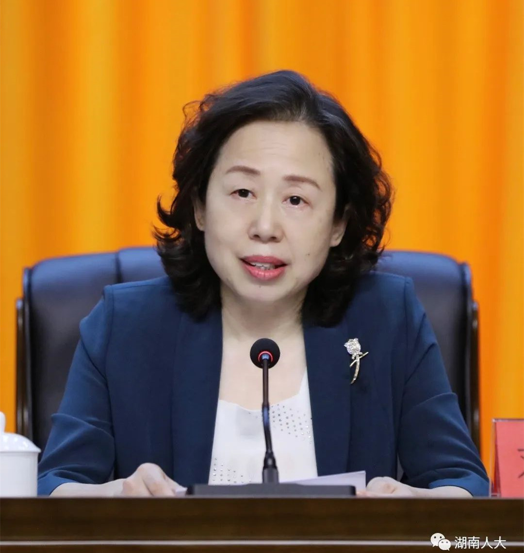 省人大常委會黨組書記,、副主任劉蓮玉出席并作專題輔導(dǎo)報告。
