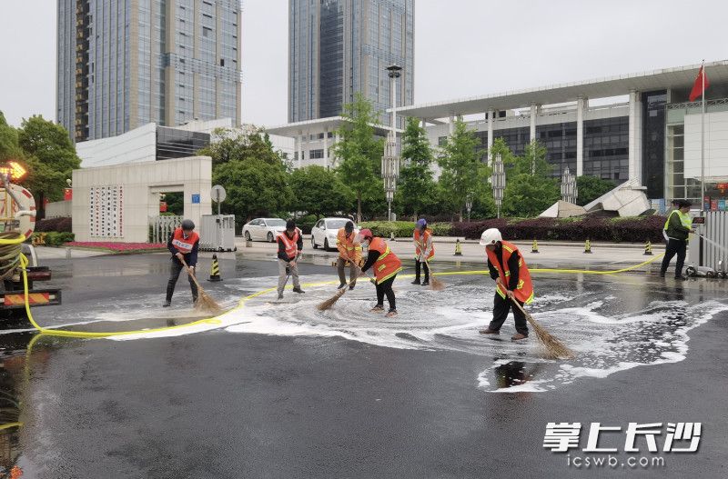 岳麓環(huán)衛(wèi)工人正在清洗路面,。均為通訊員 彭毓妍 供圖