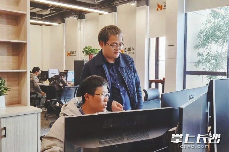 邁曦研發(fā)團隊正在商討設計方案,。受訪者供圖