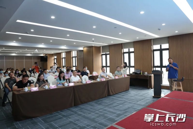 24日，集成電路產(chǎn)業(yè)鏈供需對接沙龍在長沙經(jīng)開區(qū)舉行,。  長沙晚報通訊員 蔣煉 攝