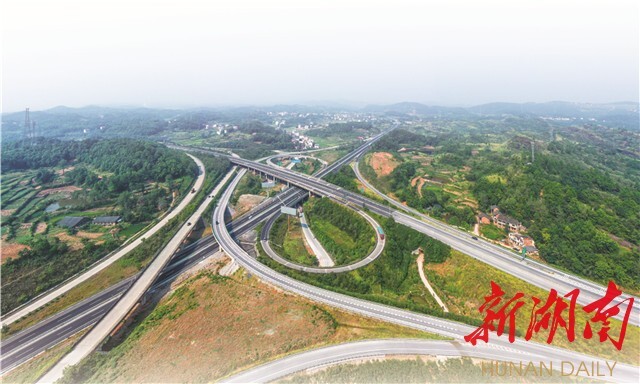 滬昆高速和二廣高速公路在邵陽(yáng)市梽木山交匯,。圖為梽木山互通。