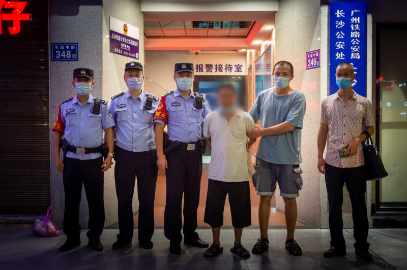 唐某被長沙鐵路公安處民警抓獲,。 均為長沙鐵路公安處供圖