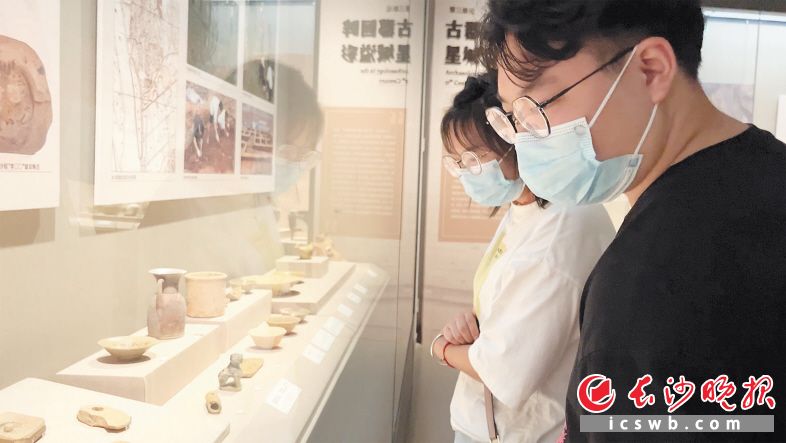 市民在長沙博物館參觀文物展覽,。均為長沙晚報全媒體記者 鄒麟 攝