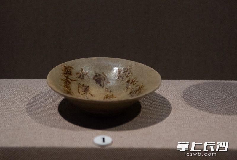 題有五言詩的長沙窯青釉瓷碗,。住在綠池邊，朝朝學(xué)采蓮,。水深偏責(zé)就,，蓮盡更移舡。