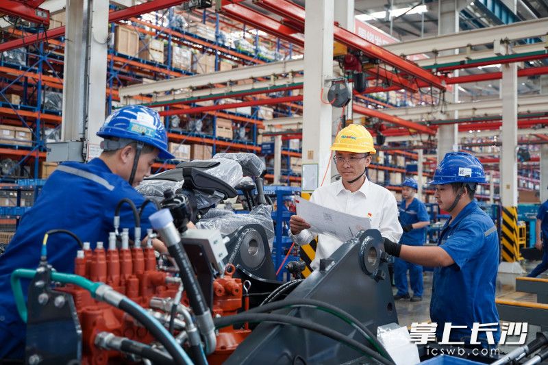 郝鵬與車(chē)間工人進(jìn)行技術(shù)交流,。長(zhǎng)沙晚報(bào)全媒體記者 鄧迪 攝