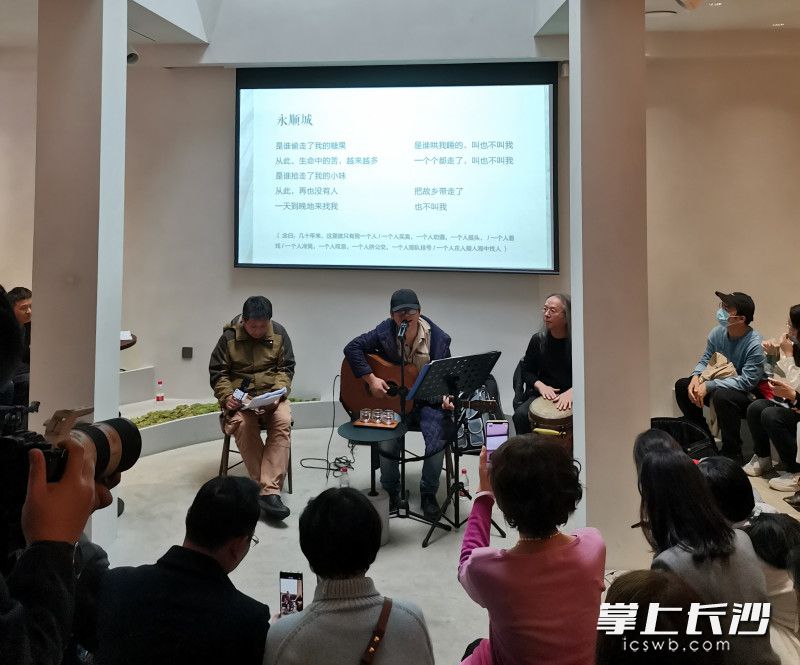 11月19日，劉年詩歌長沙彈唱會舉行,。
