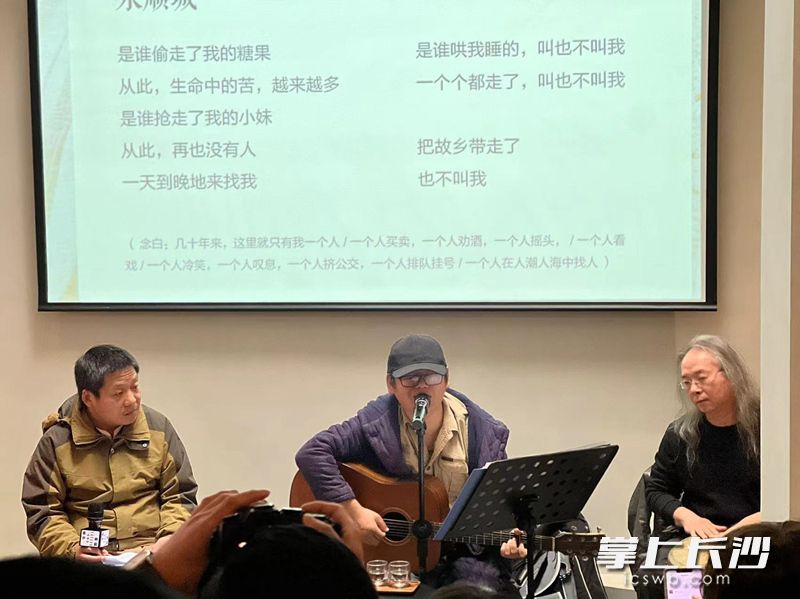 詩人劉年（左）攜手民謠歌手董明安（中）,、鼓手譚孝軍帶來精彩彈唱會,。