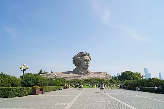 青年毛澤東藝術(shù)雕塑。 李芳森攝