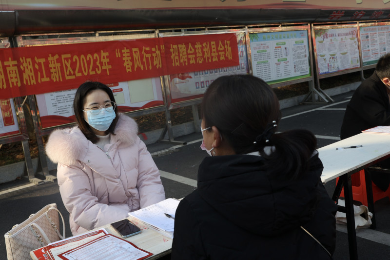 招聘會(huì)現(xiàn)場(chǎng),，求職者正在咨詢,。均為通訊員 彭毓妍 供圖
