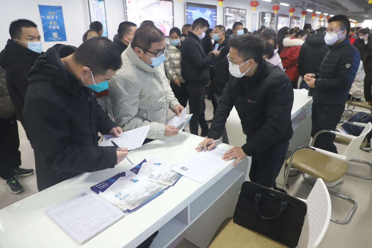 求職者在招聘企業(yè)展位前駐足咨詢