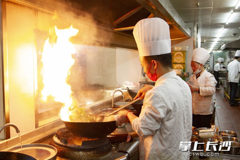 坡子街火宮殿的廚師們正在烹飪美食,。 均為長沙晚報通訊員朱德軍攝